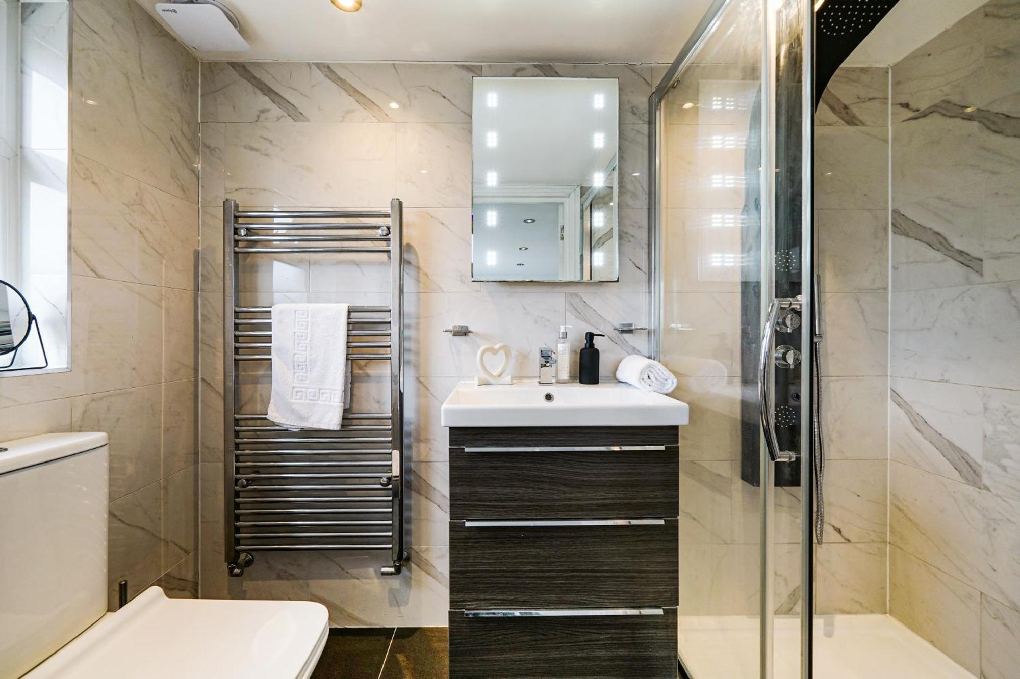 Spa Shower I 4Bed 3Bath I Sleeps X9 I Parking X2 إلستري المظهر الخارجي الصورة